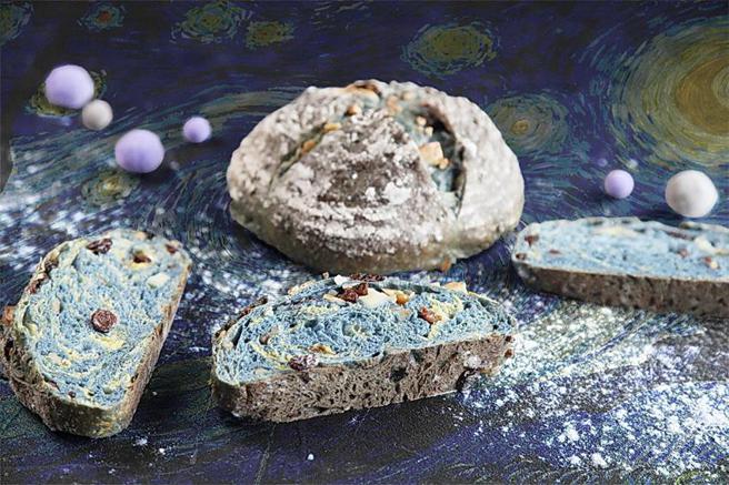 一礼烘焙以招牌乳酪欧式麵包为基底设计的「星夜」同名麵包，选用天然槴子花与老麵自然发酵，创作出犹如名画中的蓝靛色的夜空。（图／六福旅游集团提供）