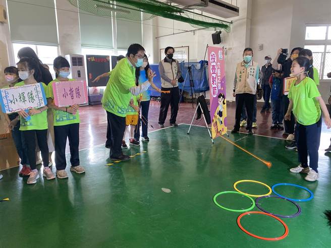 台南市長黃偉哲上午參加永福國小「永福明星運動會」，與小朋友組隊一起闖關。（曹婷婷攝）