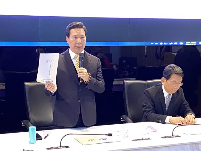 金门县长陈福海（左）于记者会上亲自公布「金酒天福案」的正式合约，至于是否涉及不法，陈福海表示留待检调单位去厘清。（于家麒摄）