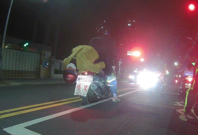据悉该名男子是名70岁身障人士，因下半身无法出力，坐后座时无法挺直腰椎，只能靠身体和手扶着车身，骑士回应当时只是短程载对方回家换车。（翻摄自脸书「重机车友❘各区路况天气、资讯分享中心」）