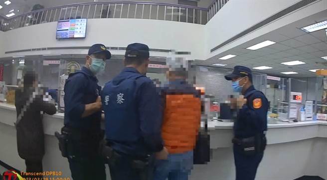 苗栗警分局员警阻止民眾被诈。（读者提供／谢明俊苗栗传真）