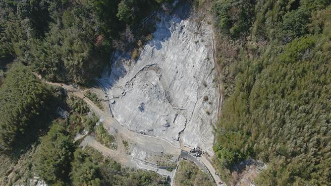 2021年1月，光华地区发生约1.8公顷边坡滑动，造成当地农路中断封闭至今。（水务局提供／蔡明亘桃园传真）