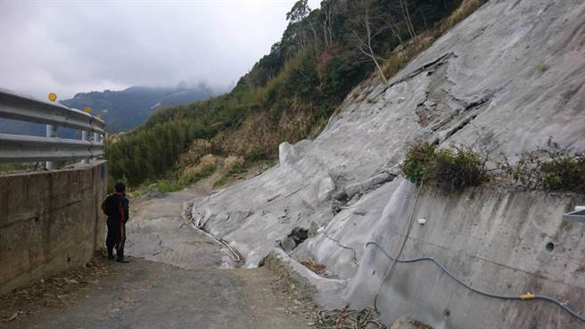 2021年1月，光华地区发生约1.8公顷边坡滑动，造成当地农路中断封闭至今。（水务局提供／蔡明亘桃园传真）