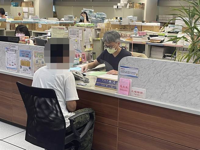 黃男事隔三年後，終於出面到新北分署辦理分期繳納。（新北分署提供）