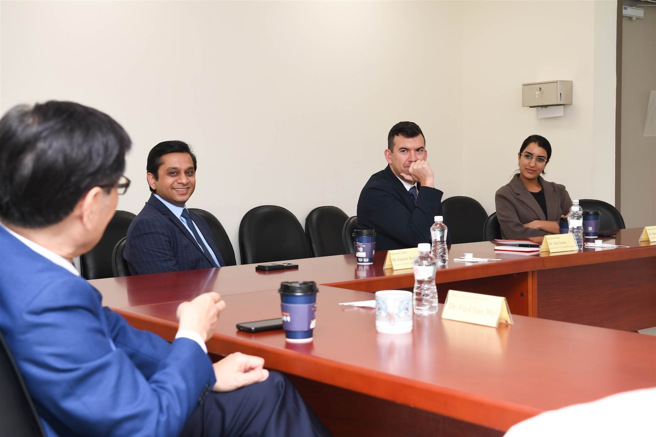 微笑行动Operation Smile三位代表参观桃园长庚纪念医院的颅顏中心，由医疗团队作颅顏中心的医疗特色、国际代训及义诊介绍。（图／林口长庚医院提供）