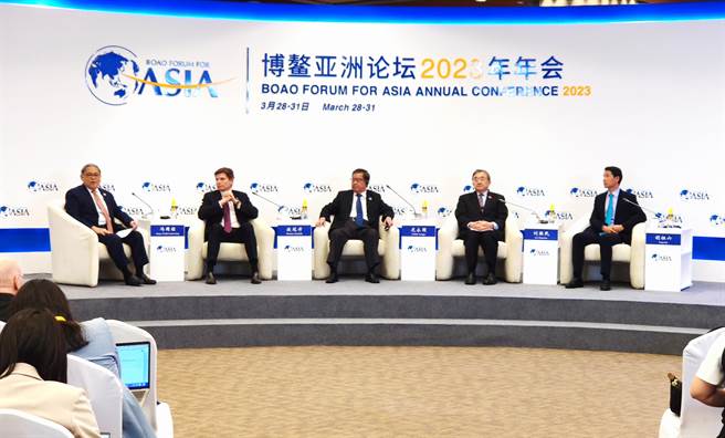 近年經貿全球化受到挑戰，大陸加入世貿首席談判代表、前任外經貿部副部長龍永圖認為，新的經濟全球化會在原有規則基礎再發展起來。（吳泓勳攝）