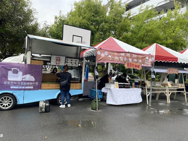 苗栗县竹南君毅高中31日邀请16部胖卡老板同来学校教学生做生意。（君毅高中提供／谢明俊苗栗传真）