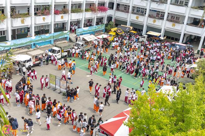 苗栗县竹南君毅高中31日邀请16部胖卡老板同来学校教学生做生意。（君毅高中提供／谢明俊苗栗传真）