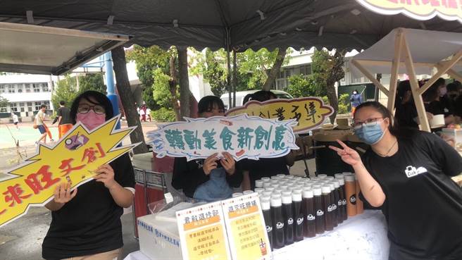 苗栗县竹南君毅高中31日邀请16部胖卡老板同来学校教学生做生意。（君毅高中提供／谢明俊苗栗传真）