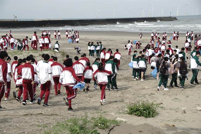 君毅高31日下午安排学生赴龙凤渔港净滩。（君毅高中提供／谢明俊苗栗传真）