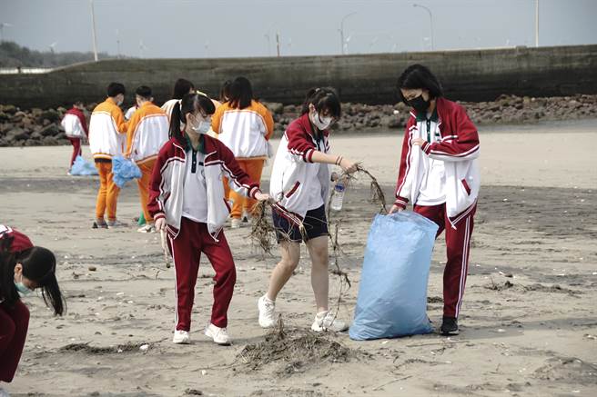 君毅高31日下午安排学生赴龙凤渔港净滩。（君毅高中提供／谢明俊苗栗传真）