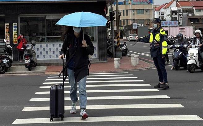 汽车行经人行道不礼让行人通行将提高罚锾额度。（苗栗县警局提供／谢明俊苗栗传真）