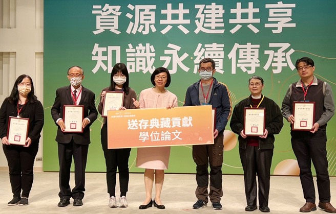 南華大學獲得私立大學組連續十年紙本學位論文送存率達到100%的「學位論文送存典藏貢獻」。(照片/南華大學提供)