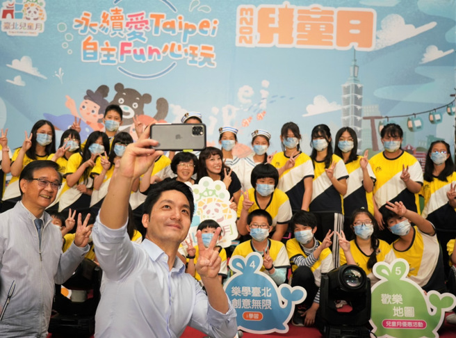 欢庆儿童节，北市准备「翻转上下课」、「降低幼儿园师生比」及「班班智慧大萤幕」三大礼物 。(照片/臺北市教育局提供)