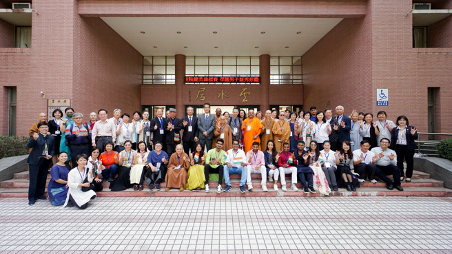 南华大学宗教学研究所举办「印度那烂陀古文明：重建西行高僧之光」台印学术论坛工作坊，与全体参加人员合照。(照片/南华大学提供)

