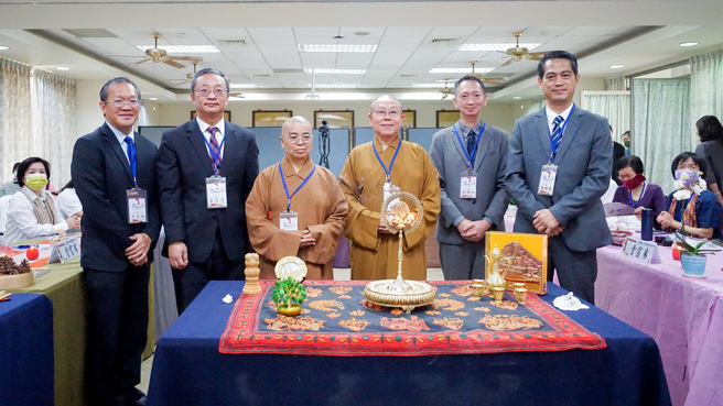南华大学宗教所举办台印学术论坛工作坊，人文学院院长慧开法师(右3)与宗教所所长觉明法师(左3)及其他与会贵宾一同进行点灯仪式。(照片/南华大学提供)