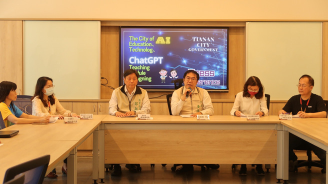 黄伟哲市长表示，目前已初步应用于「程式语言教学」，协助学生撰写程式时，运用ChatGPT辅助学习，亦可应用在「剧本故事的产出」，透过ChatGPT进行师生共同创作。 (照片/臺南市政府提供)
