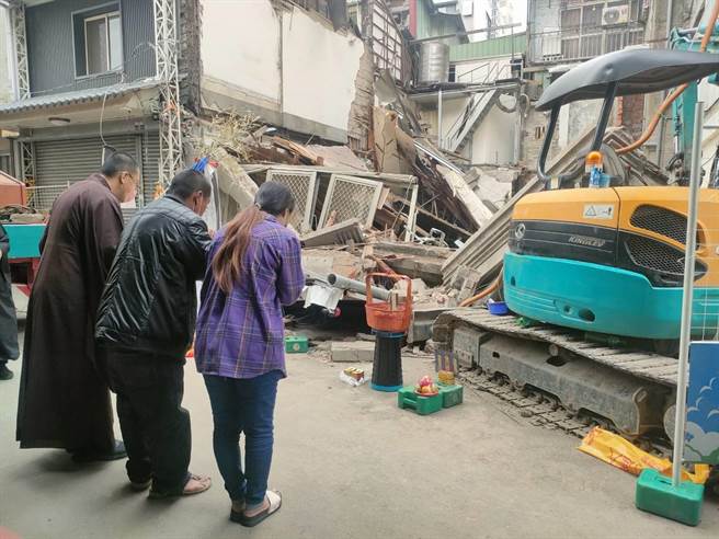 台中市中区台湾大道一段299巷5号房屋30日上午发生倒塌，造成3名工人不幸罹难，家属31日下午回到现场进行招魂仪式。（潘虹恩摄）