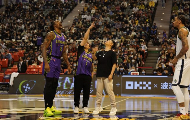 OKX全球機構業務部董事總經理Lennix到場為球賽開球。 （OKX提供）