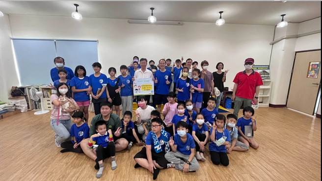 儿童节前夕，高雄市燕巢区深水国小全校30位学生今日由孙校长带领，健走3.6公里去「邻居」燕巢动物保护关爱园区找猫咪玩，开心度过难忘的一天。（高雄市动保处提供／林雅惠传真）