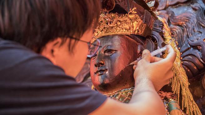 南藝大碩士班四年級學生修復神像如同作醫美，廟方肯定古蹟修復專業。（六甲恆安宮提供／程炳璋台南傳真）