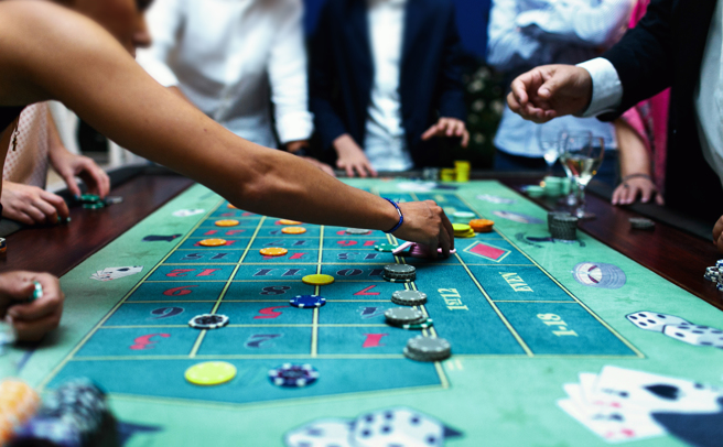 陳姓男子債務纏身，持螺絲起子搶超商得手4萬5000元後和朋友對賭，大賺2萬1000元後遭逮捕。高雄地院依強盜罪判陳男7年6月，可上訴。（示意圖／達志影像）