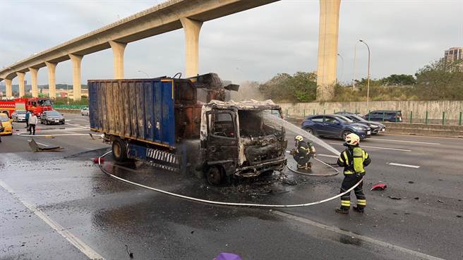 國道1號南下50公里桃園路段今天下午4時許發生聯結車事故，約7、8台車發生連環碰撞。（翻攝照片）