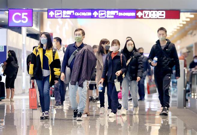 在桃园机场出境管制区内，旅客前往候机室准备登机。（范扬光摄）