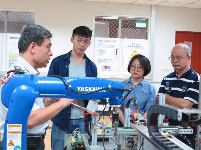 義守大學擁有全方位領域學術單位，提供多元的跨域學習管道，不論在教學資源上或是產學合作，都為學子打造未來職場的即戰力。(照片/義守大學提供)