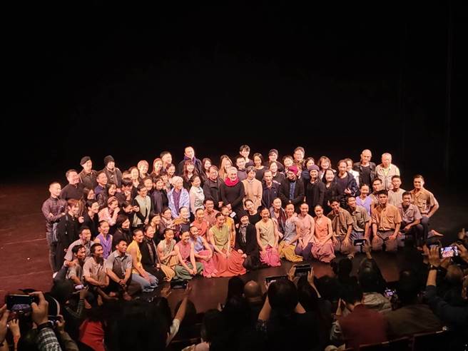 筹备多时，云门舞集50周年重演创办人林怀民的代表作《薪传》，今（31）日下午在新北市云门剧场举办全本演出彩排场，除了云门舞集的演出，现场音乐也由朱宗庆打击乐团担任演奏，云门八代舞者和艺文人士齐聚一堂欣赏，场面热闹温馨。（李欣恬摄）