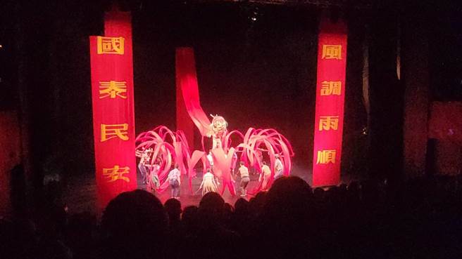 《薪传》舞作描述先民渡海来台开垦的过程，举凡祭祖、渡海、插秧、怀孕生子、喜庆等，舞蹈意象明确且直白，舞台形式极简，使用白布、红布等，表现故事情节。（李欣恬摄）