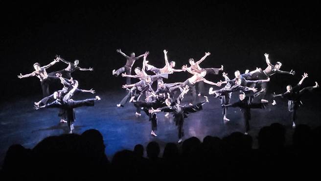 《薪传》在1978年首演期间，当年的舞者，和新一代的舞者身体语言大不相同，当时舞者透过到河边搬石头，从劳动与休憩，感受和天地的连结以及身体的重心使用，进而转化成为《薪传》里的舞蹈语言雏形。（李欣恬摄）