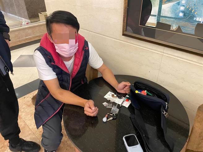邓姓毒虫躲旅宿吸毒遇警查访被逮，月余因毒品被逮2次。（警方提供）★《中时新闻网》关心您：保护自己、远离毒品！