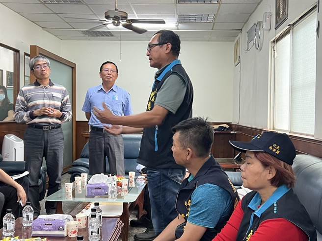 南水局副局长何达夫与屏东里港乡地方代表协调，并表示沟通不够会改进。(民眾提供)