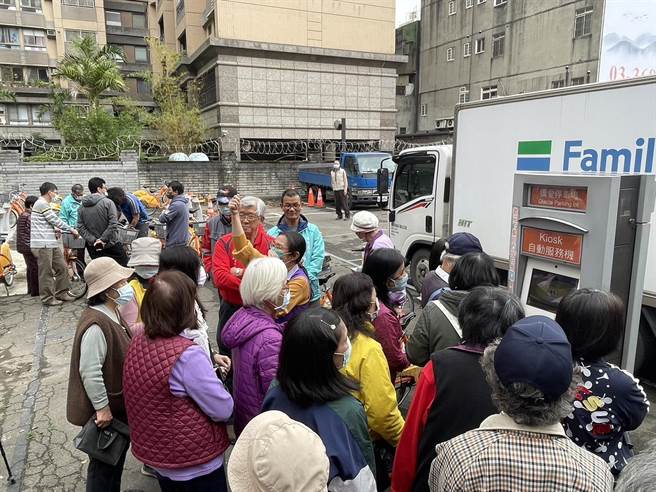 桃园市大溪区YouBike侨爱停车场站启用，今日启用典礼现场聚集许多居民，学习使用方法。（陈治文提供／蔡明亘桃园传真）