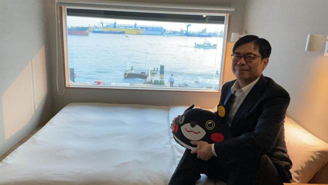 高雄市长陈其迈也到房间参观。（洪靖宜摄）