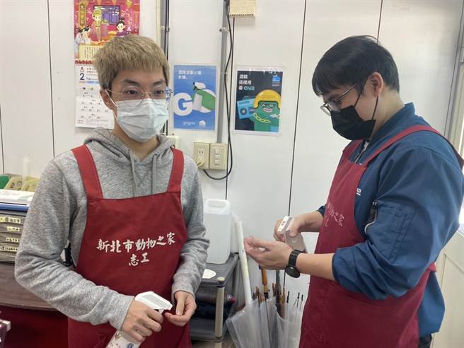 在學同學因公共服務到板橋動物之家擔任志工。（新北市動保處提供）