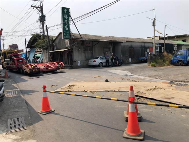 南区湾里路211巷今天发生一辆曳引车疑因超重，造成部分路面塌陷。(读者提供／曹婷婷台南传真)