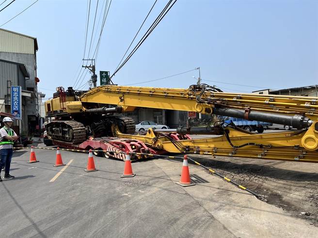 一辆曳引车疑因超重，造成南区湾里路211巷部分路面塌陷。(读者提供／曹婷婷台南传真)