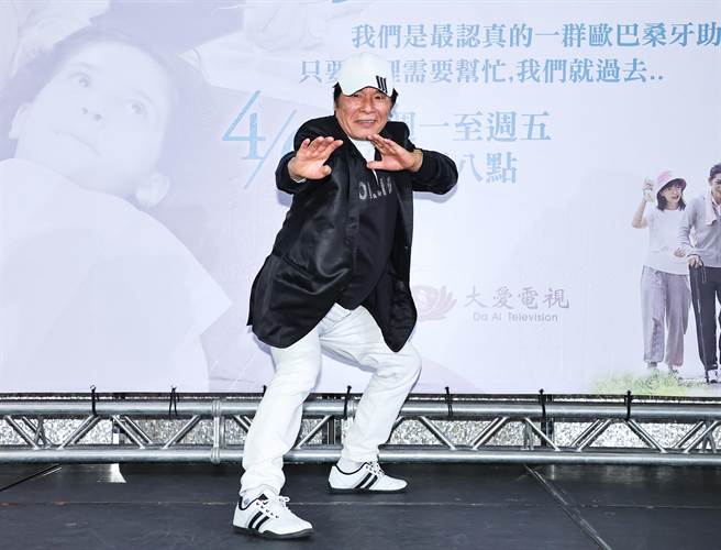 雷洪在记者会现场展现硬朗身段。（罗永铭摄）