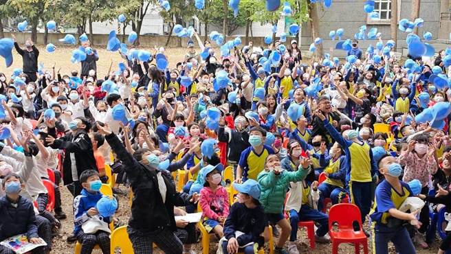 大林镇平林国小举办儿童节庆祝活动，师生们开心丢帽合影。（平林国小提供／邱显诚嘉义传真）