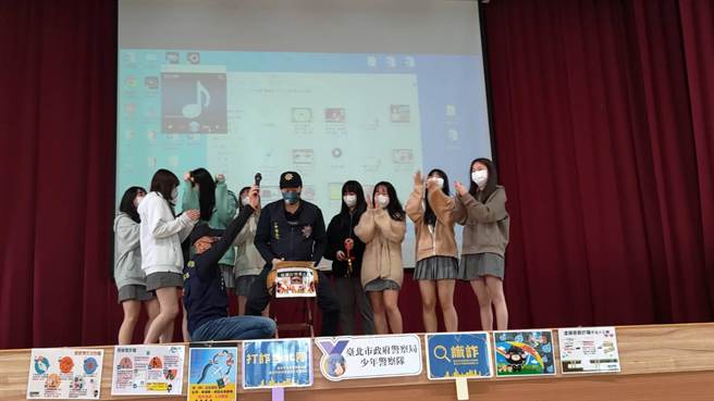 為防範青少年遭詐騙或遭吸收擔任車手，北市少年警察隊與教育局合作，31日在育成高中體育館辦理校園法治教育宣導活動。(翻攝照片／林郁平台北傳真）