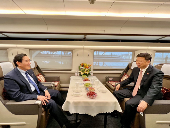 马英九前总统31日午间自武汉高铁站搭乘復兴号前往湖南长沙，由国台办主任宋涛陪同搭乘，两人沿路相谈愉快，稍早已抵达长沙高铁南站。（马英九办公室提供 ）