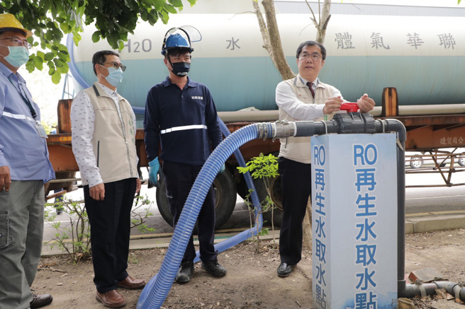 黃偉哲市長任內推動多項重大建設，包括南科聯外道路西拉雅大道改善、移動式RO淨水設備確保產業用水、首創ChatGPT教學模組正向鼓勵師生學習結合科技、特色小小兵主題共融式公園等。(戴志揚翻攝)