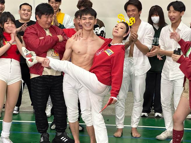 杨绣惠被小鲜肉公主抱转圈圈。（民视提供）