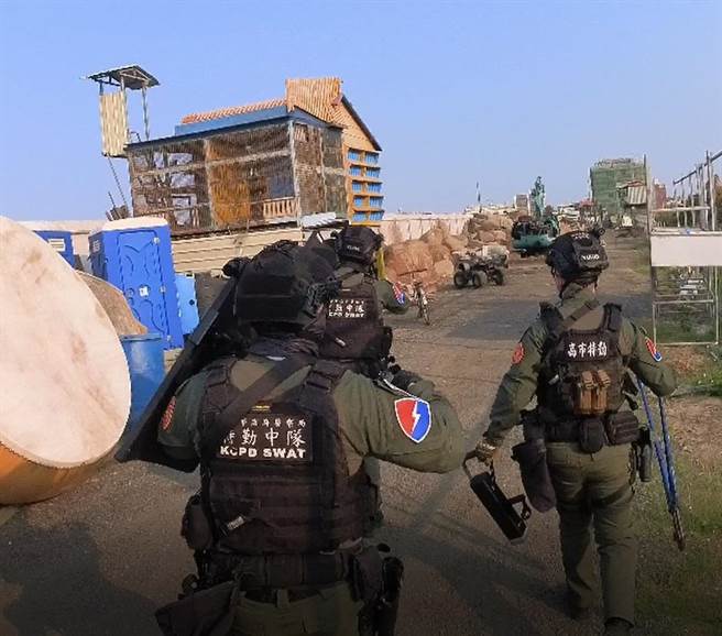 屏東黃姓男子擁槍自重，刑事局南部打擊犯罪中心獲報查緝，攻堅將黃男逮捕。（翻攝照片／崔正綱高雄傳真）