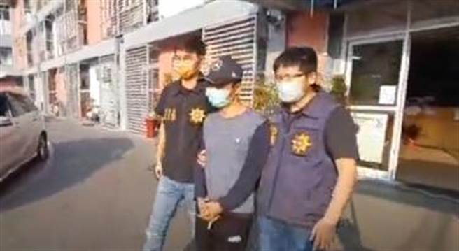 黃姓男子依槍砲、毒品罪嫌移送屏東地檢署偵辦。（翻攝照片／崔正綱高雄傳真）