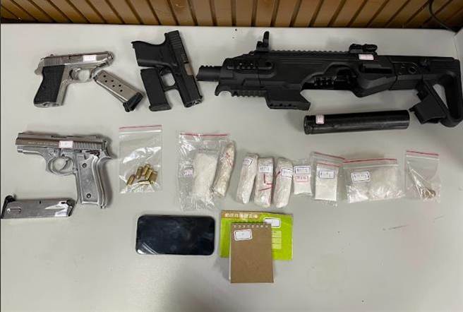 刑事局南部打擊犯罪中心在黃男鴿舍中，查獲制式以及改造手槍、海洛因以及安非他命毒品等證物。（翻攝照片／崔正綱高雄傳真）