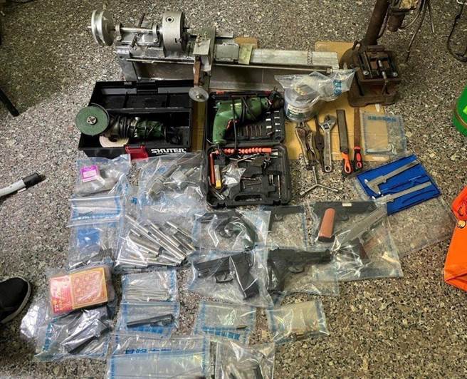 屏東邱姓男子涉嫌在家中改造手槍，遭刑事局南部打擊犯罪中心查緝逮捕。（翻攝照片／崔正綱高雄傳真）