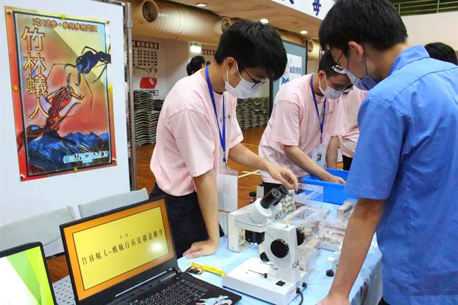 不卖吃、喝，却在摊位里呈现学习歷程中好玩、快乐的概念。（竹林中学提供）